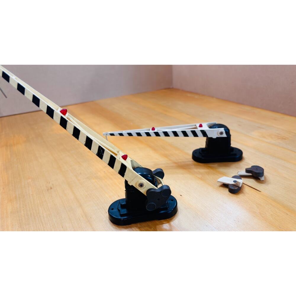 Vintage Lionel O Gauge Crossing Gates Pair Parts Repair Train Signal Lot
